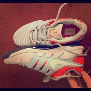 Nike women’s tennis shoes
